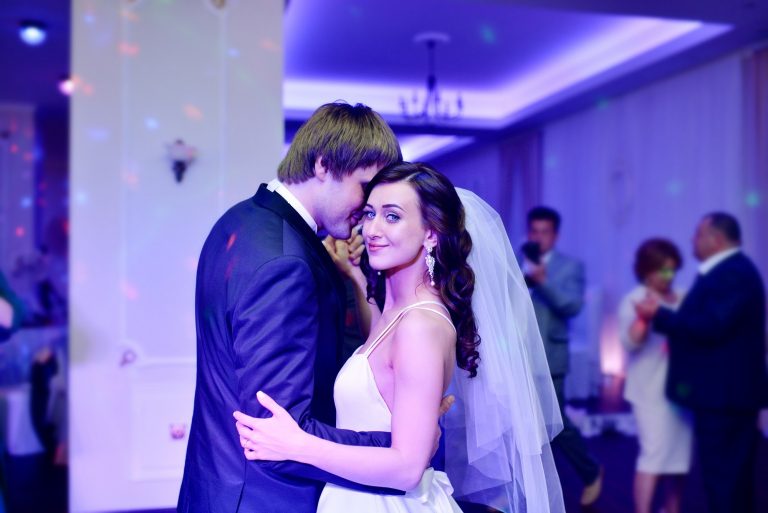 Mariage couple marié ouverture de bal dansant traditionnel DJ Concept
