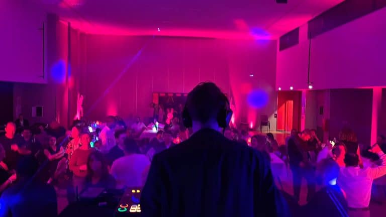 Évènementiel soirée dansante entreprise cse thème années 80 musique éclairage event à st domineuc DJ Concept