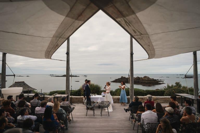 Mariage cérémonie laïque en terrasse face à la mer sous toile à benetin St malo DJ Concept